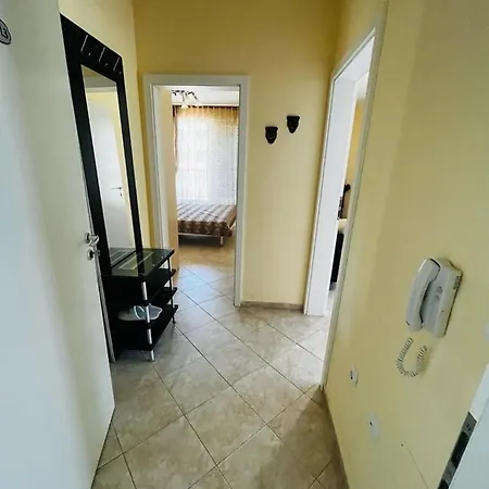 Апартаменти Lovely With Free Parking Silver Springs