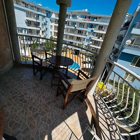 Апартаменти Lovely With Free Parking Silver Springs